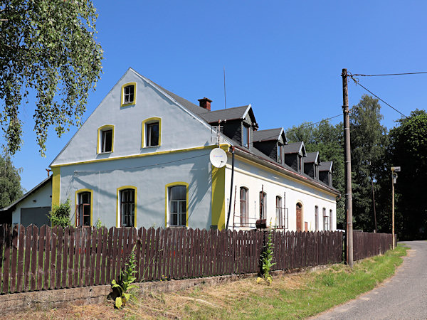 Backsteinhaus im Zentrum des Dorfes.