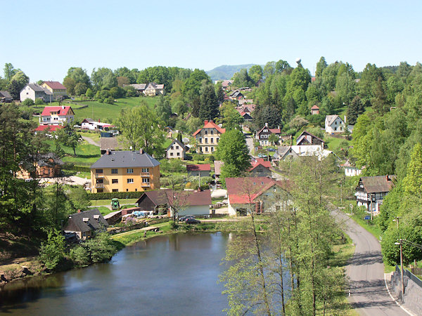 Blick auf das Dorf vom Svatá skála (Heiligen Stein).