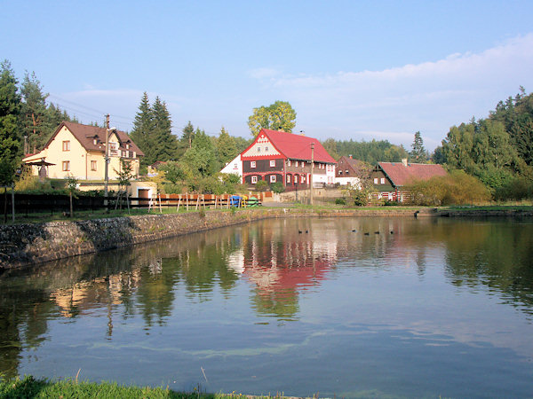Der Teich in der Mitte der Siedlung.