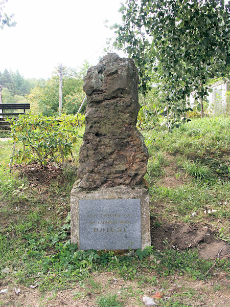 Gedenkstein mit Gedenktafel zum 300. Jahrestag der Gründung der Siedlung.