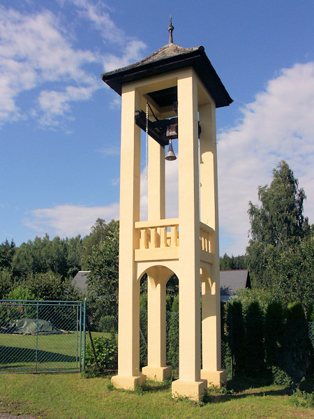 Glockenturm aus den 1930er Jahren.