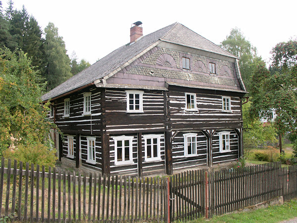 Ein denkmalgeschütztes zweistöckiges Fachwerkhaus vom Ende des 18. Jahrhunderts.