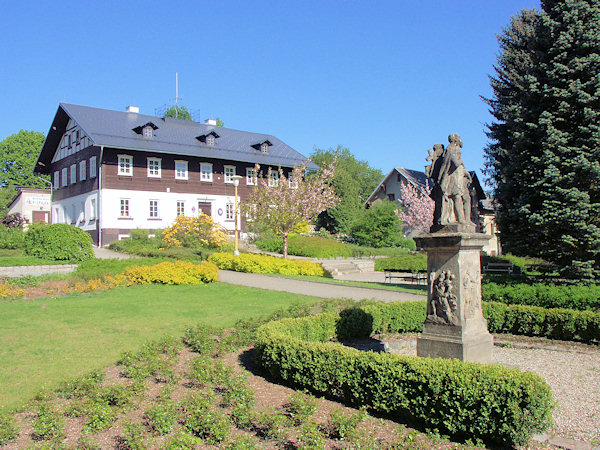 Das Gebäude des Gemeindeamtes und die Skulptur des Heiligen Wenzel und des Heiligen Johannes von Nepomuk auf dem Dorfplatz.