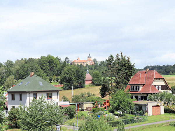 Pohled od železniční zastávky ke Grabštejnu.