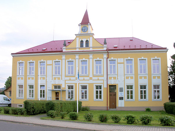 Škola z roku 1909 je jednou z nejkrásnějších budov v obci.