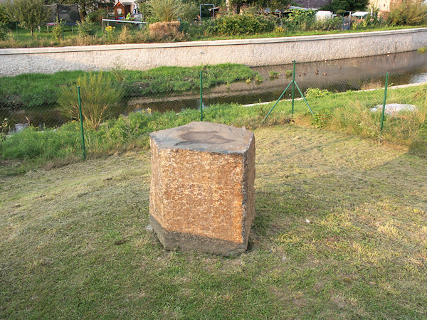 Ein Stein, dessen Oberseite den Pegel der Neiße während des Hochwassers vom 7. August 2010 an.