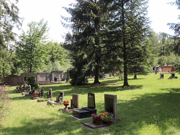 Lesní hřbitov na horním konci osady.
