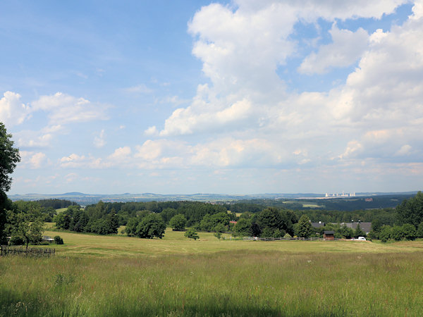 Výhled z horní části vsi přes údolí Lužické Nisy k severu.