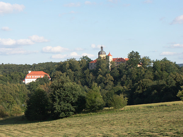 Dolní a horní zámek.