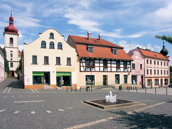 Domy na východní straně Horního náměstí. Ulička vlevo vede ke kostelu sv. Bartoloměje.