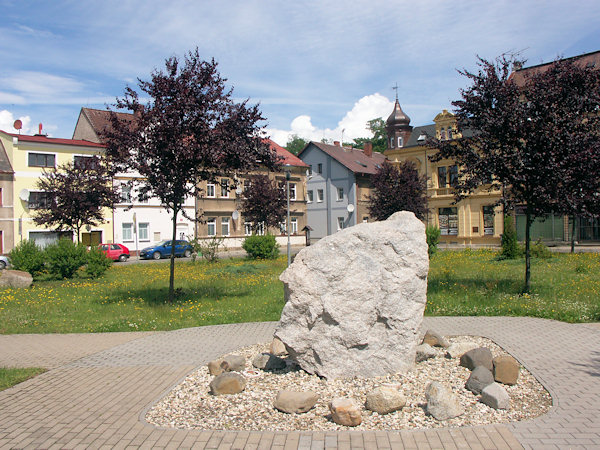 Kámen uprostřed Dolního náměstí.