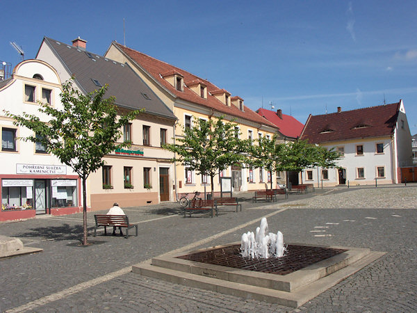 Západní strana Horního náměstí s moderní fontánou.