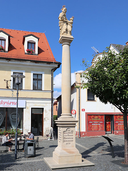 Replika původního morového sloupu na Horním náměstí.