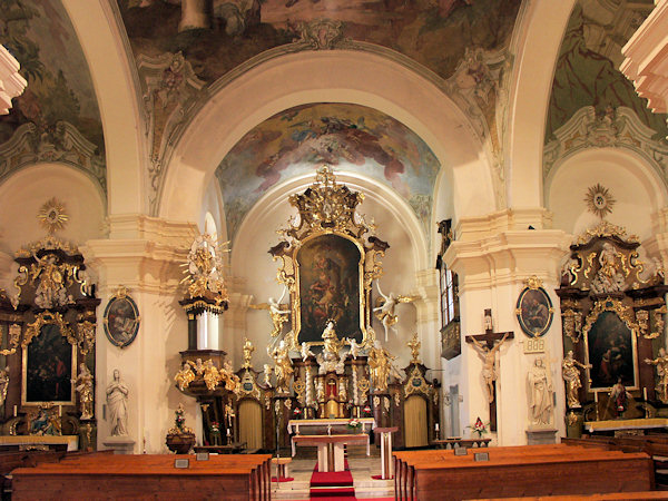 Interiér kostela sv. Bartoloměje.