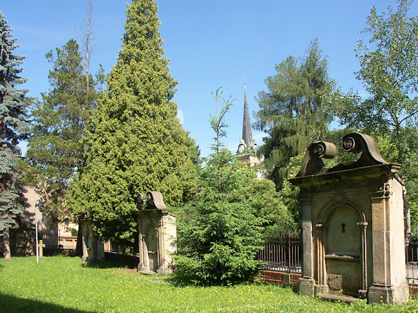 Parkově upravený starý hřbitov s kapličkami Křížové cesty.