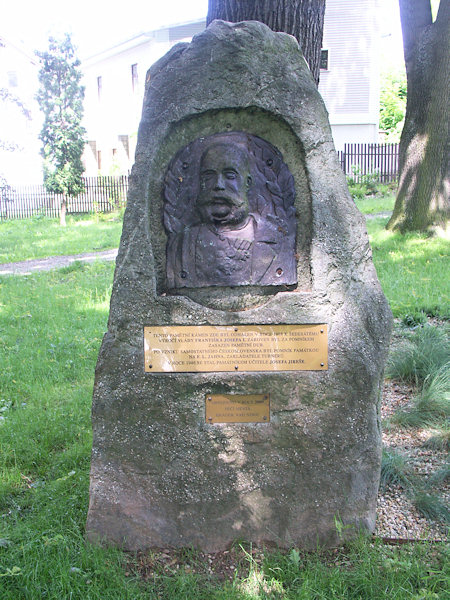 Pamětní kámen Františka Josefa I. v městském parku.