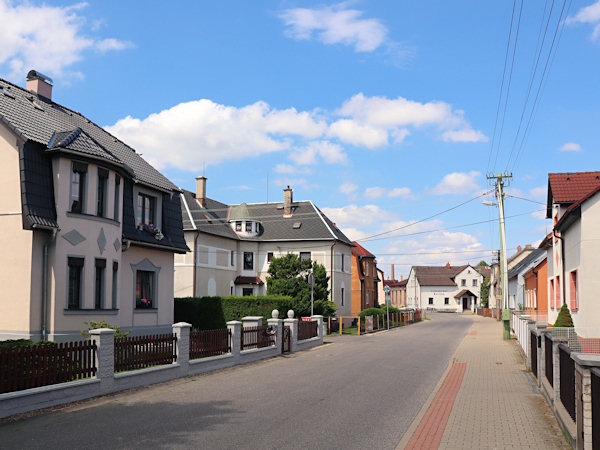 Hlavní ulice v Loučné, v pozadí je hostinec Koruna.