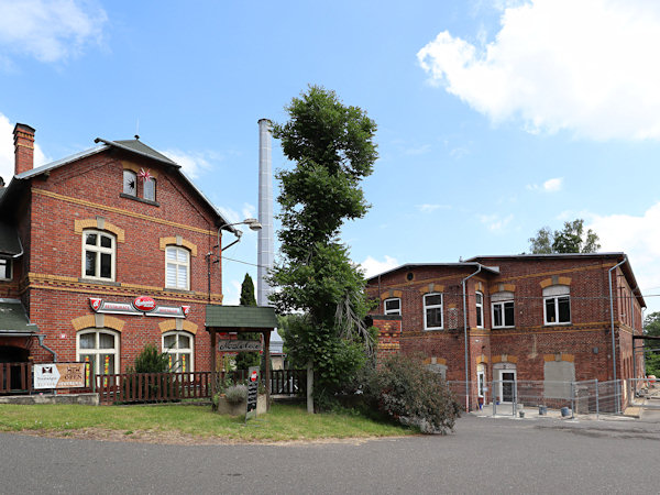 Cihlové budovy bývalé barvírny Georga Elstera u silnice do Hartau.