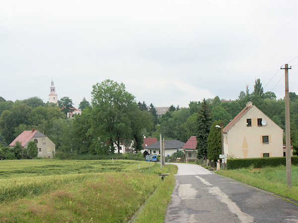 Blick auf das Dorf von der Straße nach Hrádek.