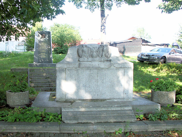Denkmal für die Gefallenen von Oldřichov im Park unterhalb der Kirche. Im Hintergrund dahinter steht ein dreieckiger europäischer Obelisk.
