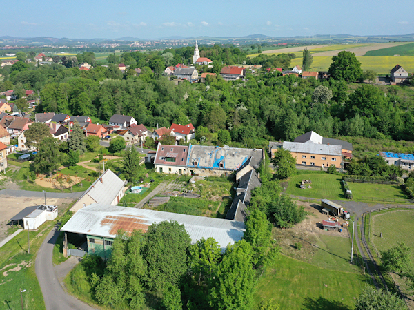Pohled na střední část obce, rozdělené státní hranicí. V popředí je český Oldřichov s bývalým panským statkem a v pozadí polský Kopaczów s kostelem sv. Josefa.