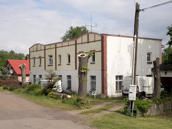 Budova bývalého hostince Zlatý bažant na konci osady.