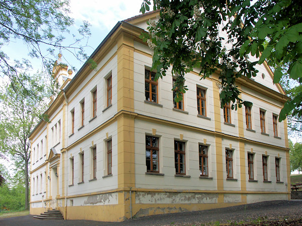 V budově bývalé školy z roku 1898 je dnes niťárna Hagal.