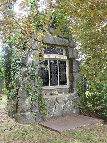 Památník padlým v 1. světové válce na hřbitově.