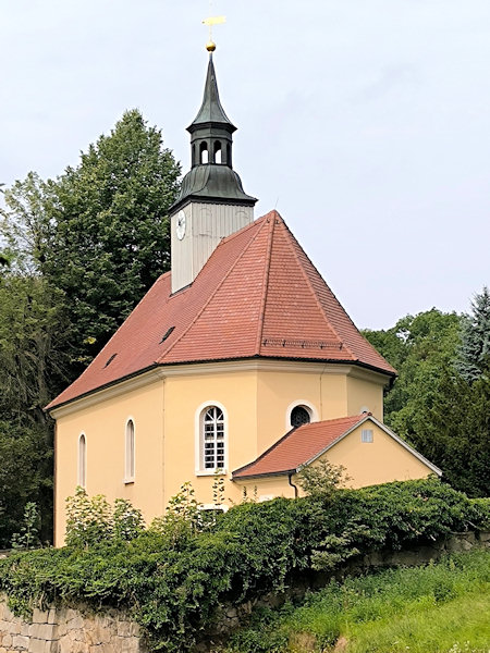 Evangelický kostel v centru vsi.