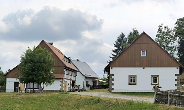 Bývalý statek Eschenhof na jihozápadním okraji obce.