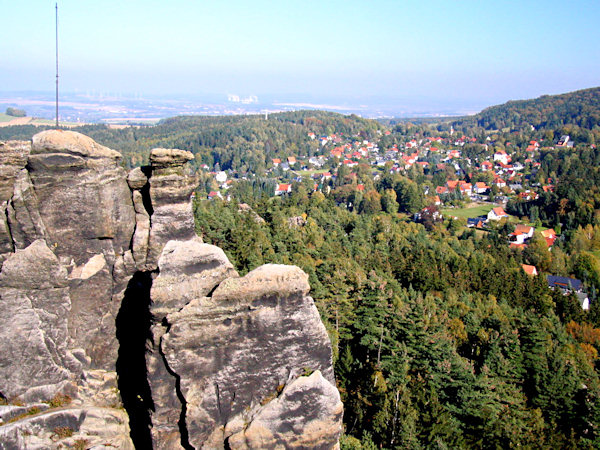 Pohled na Jonsdorf od skalní skupiny Nonnenfelsen.