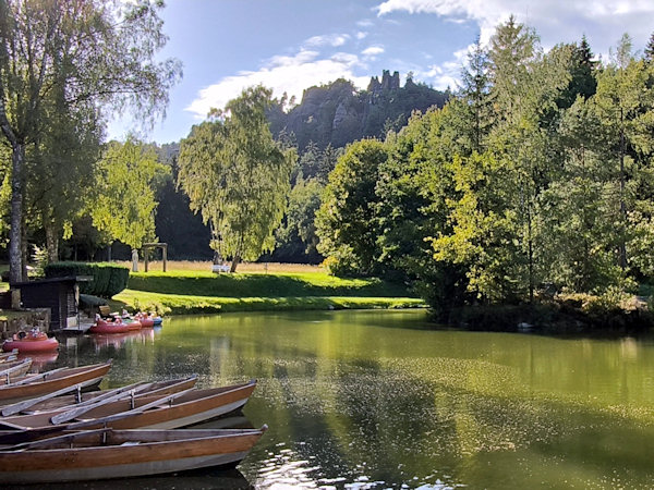 Pohled přes rybník Gondelteich ke skalám Nonnenfelsen.
