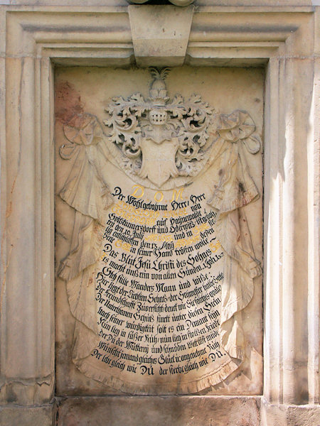 Deska s náhrobním nápisem Christopha Ernsta von Gersdorf ve východním portálu hrobky.