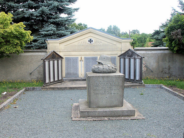 Pomník padlým z 1. světové války u zdi nového hřbitova.