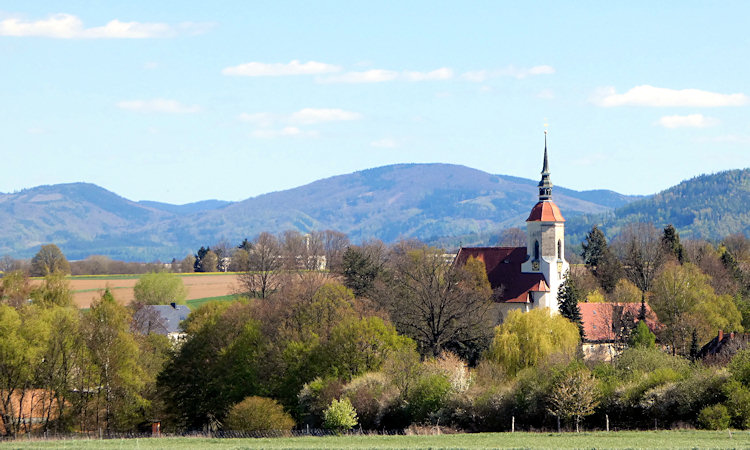 Pohled na Bertsdorf s kostelem na pozadí Žitavských hor.