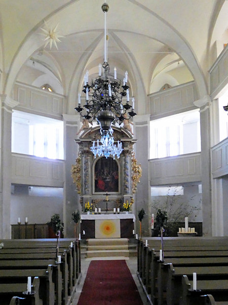 Kostelní loď s oltářem v bertsdorfském kostele.