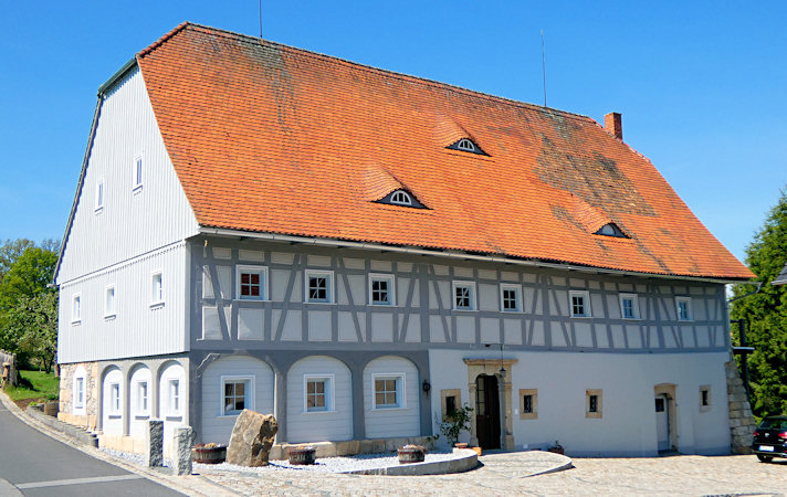 Obytný dům zrekonstruovaného trojkřídlého statku s podstávkou.