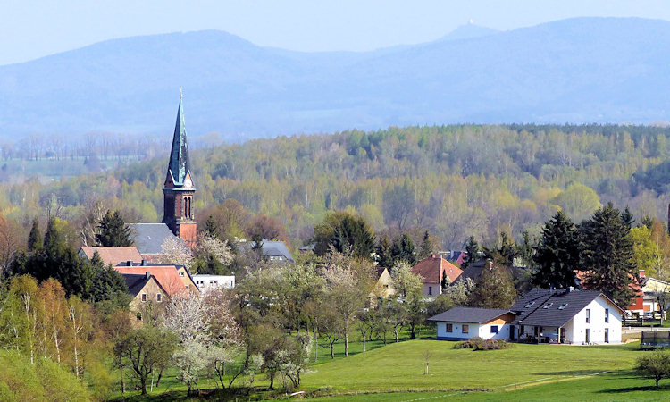 Pohled z úbočí Scheibebergu na vesnický kostel v Hörnitz.