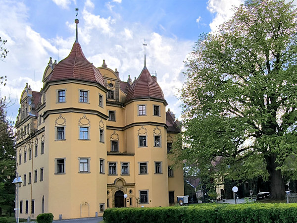 Pohled na severní stranu zámku Alt-Hörnitz, po straně roste jilm horský.