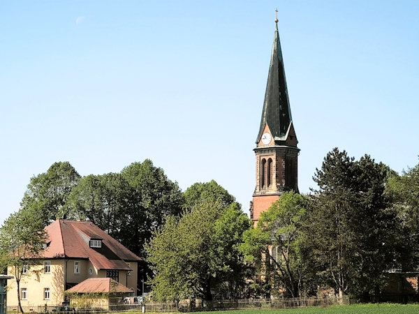 Novogotická cihlová stavba evangelicko-luterského kostela v Hörnitz.