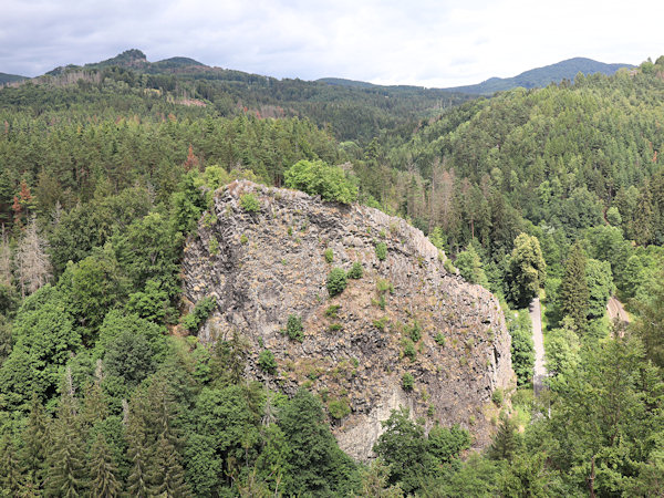 Blick von der Spitze der Felswand auf den gegenüberliegenden Felsen des Pustý zámek (Wüstes Schloss).
