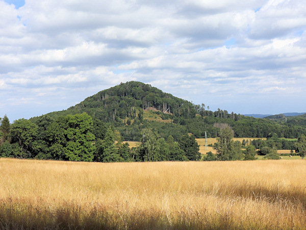 Blick auf den Zámecký vrch (Schlossberg) bei Česká Kamenice (Böhmisch Kamnitz) von Osten.