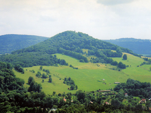 Der Zámecký vrch (Schlossberg) im Blick vom Jehla-Felsen (Nolde).