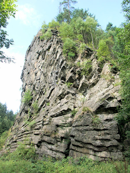 Die Felsklippe des Pustý zámek (Wüstes Schloss), von der Strasse aus gesehen.