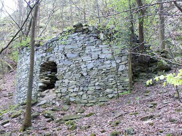 Fredevald (Fredewald), Überreste der Burgmauern auf der Ostseite der Felsens.