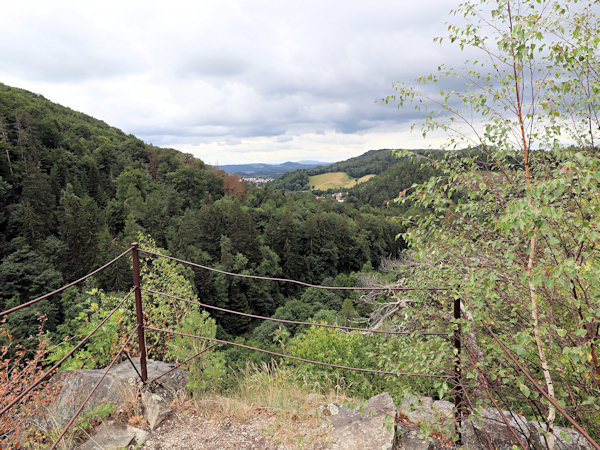 Vom oberen Aussichtspunkt aus kann man in Richtung Česká Kamenice (Böhmisch Kamnitz) sehen.