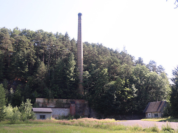 Pozůstatky zbořené továrny u Dolní Kamenice.