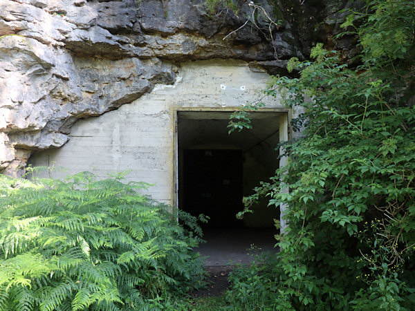 Vchod do podzemních štol u bývalé továrny v Dolní Kamenici.