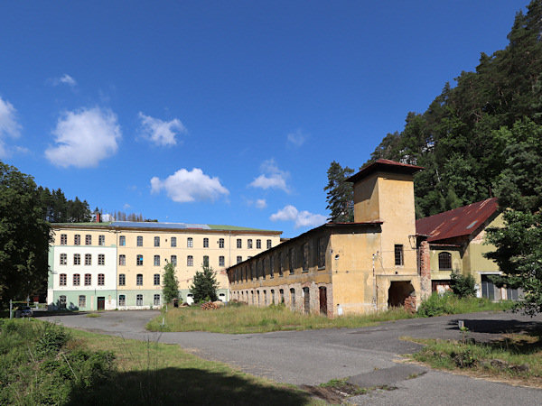 Areál třetí rabštejnské továrny v Janské, v němž je dnes muzeum.