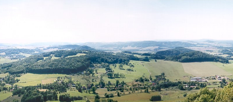 Pohled na Sedlo (vpravo) a Hanu (vlevo) ze Zámeckého vrchu.